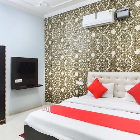 Oyo 70489 Hotel Tajvar Siwan ภายนอก รูปภาพ