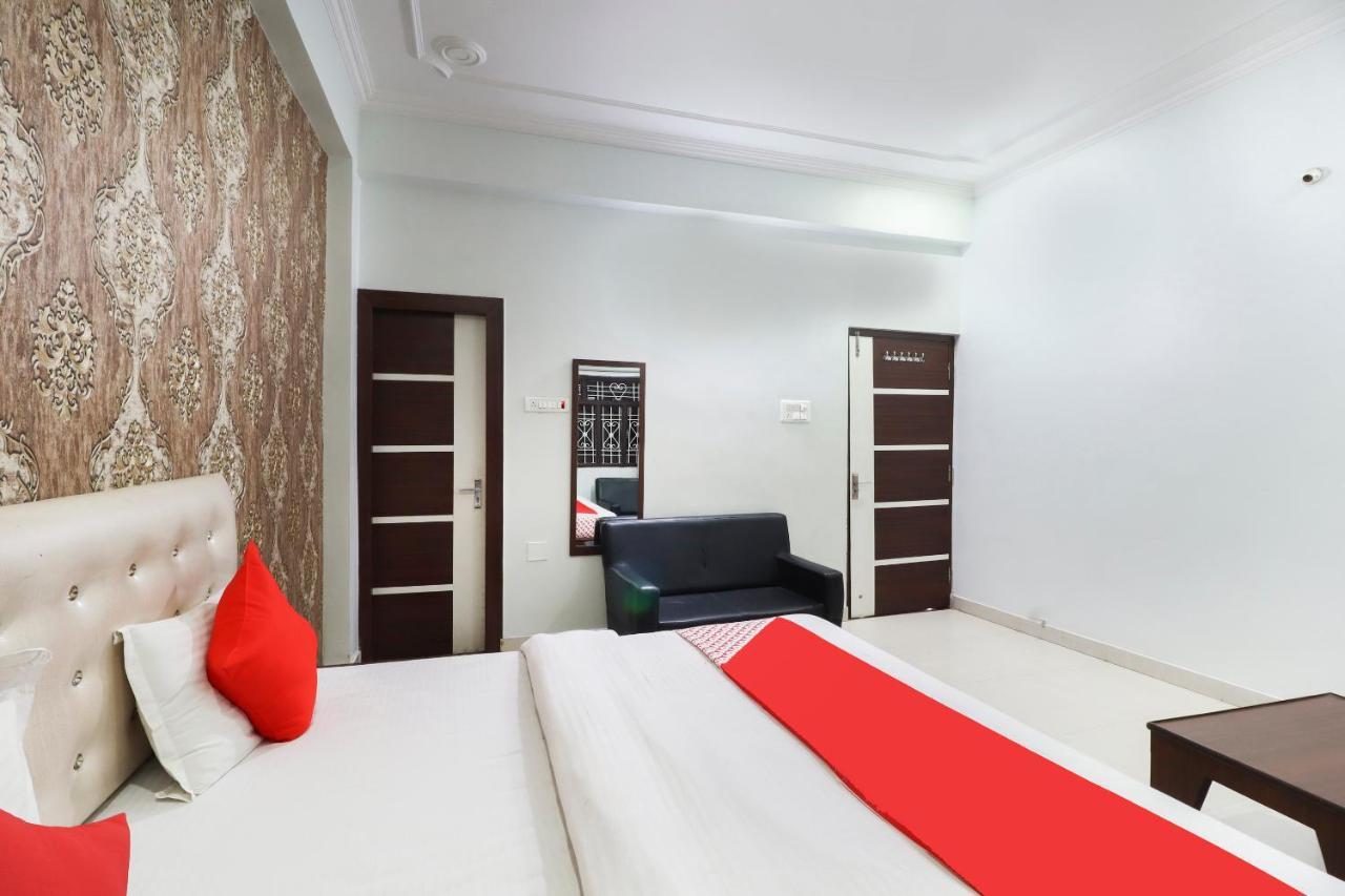 Oyo 70489 Hotel Tajvar Siwan ภายนอก รูปภาพ