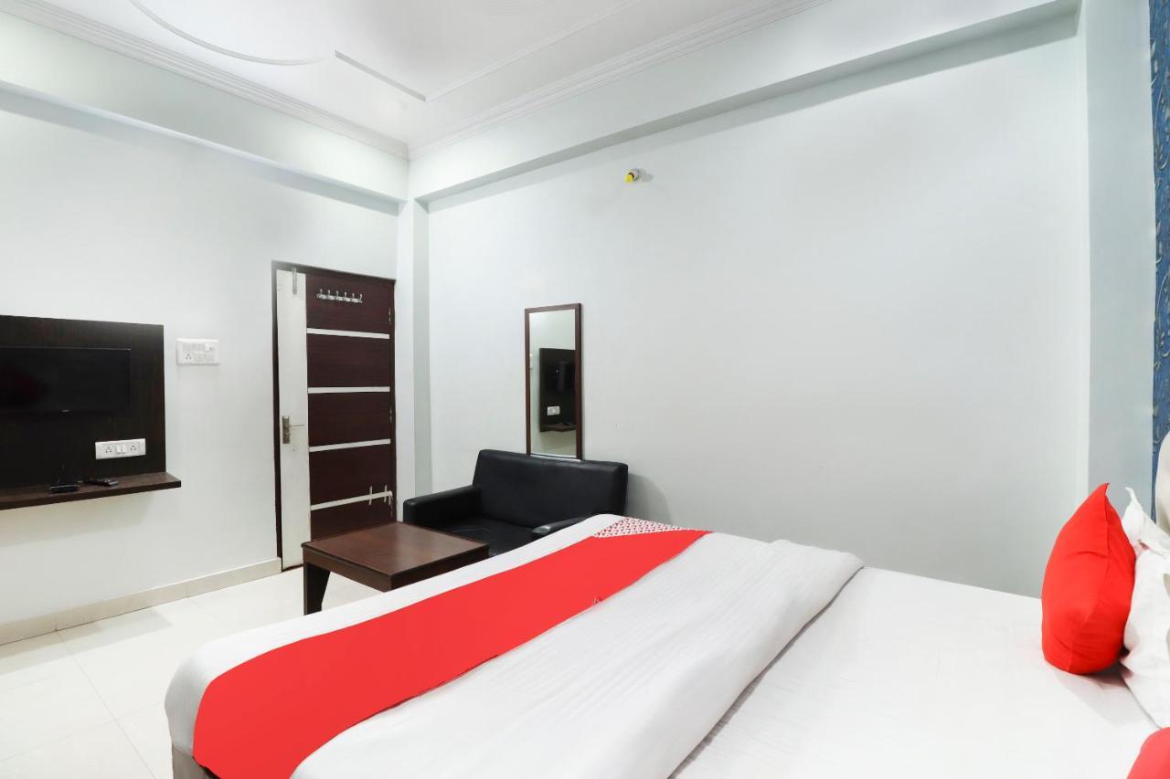 Oyo 70489 Hotel Tajvar Siwan ภายนอก รูปภาพ