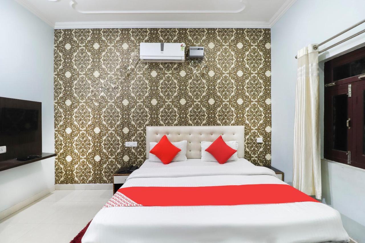 Oyo 70489 Hotel Tajvar Siwan ภายนอก รูปภาพ