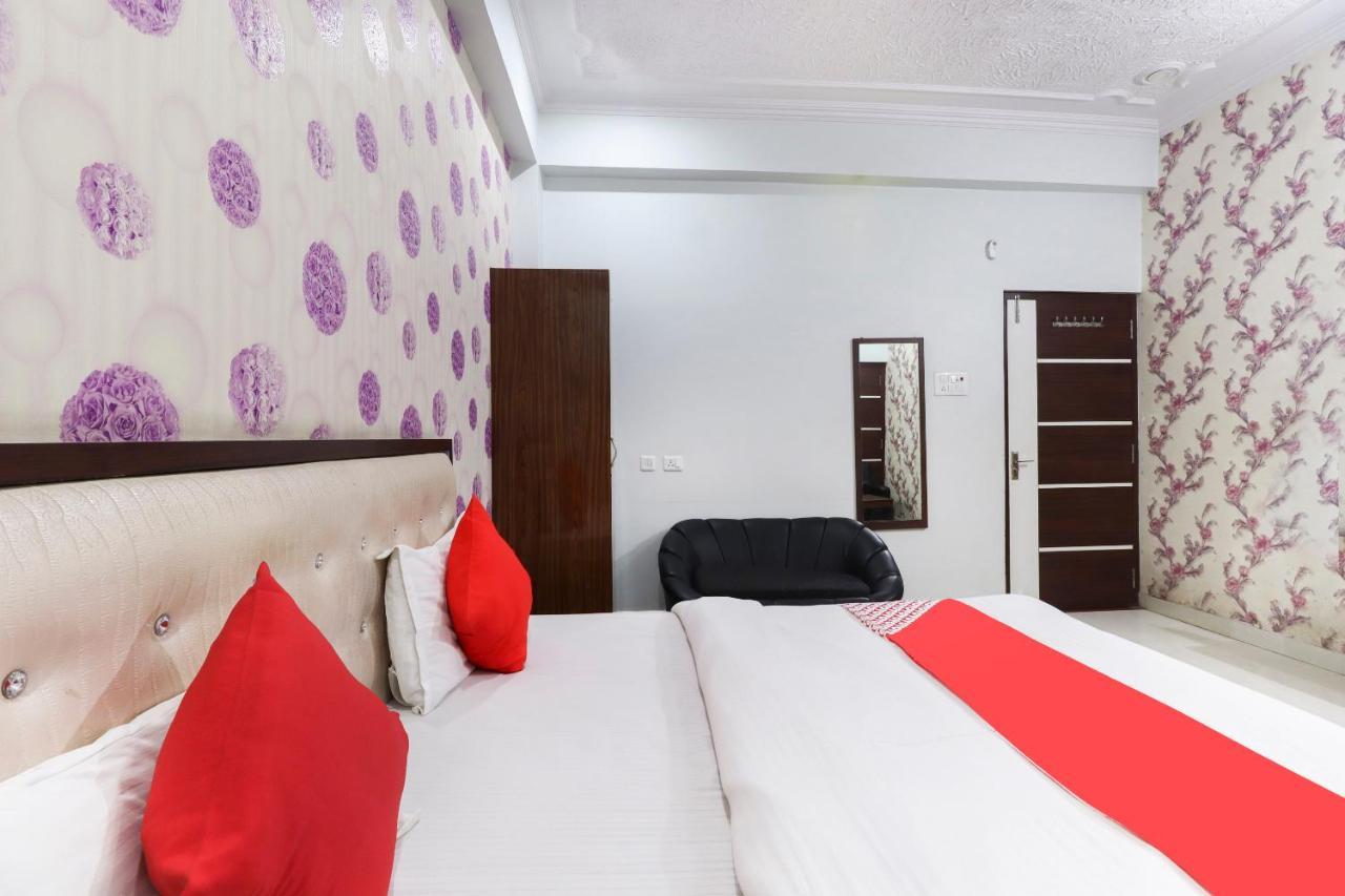 Oyo 70489 Hotel Tajvar Siwan ภายนอก รูปภาพ