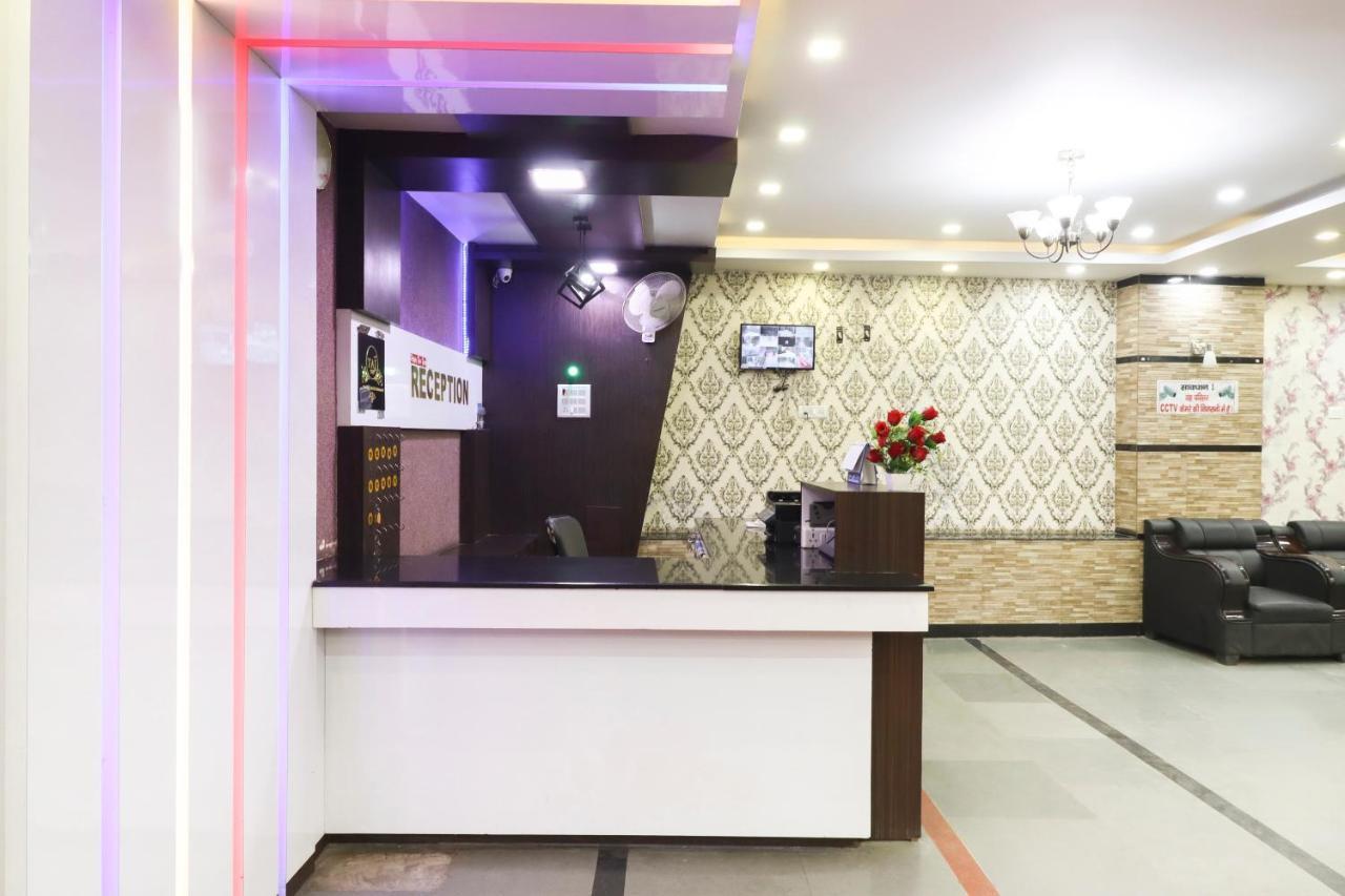 Oyo 70489 Hotel Tajvar Siwan ภายนอก รูปภาพ